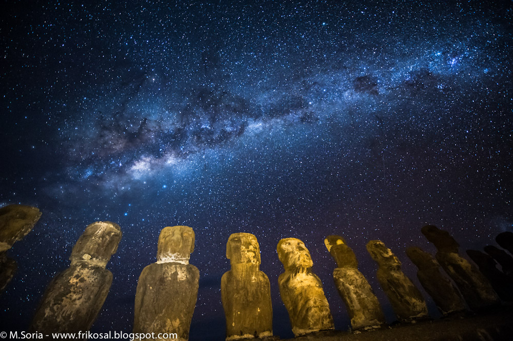 Milky Way above Easter Island Wallpaper for HTC Desire HD 1000x665