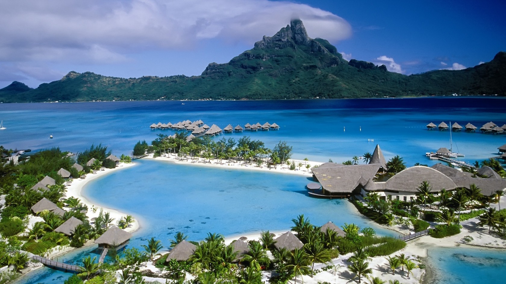 Beach Resort HD Wallpaper of Beach   hdwallpaper2013com 1680x945