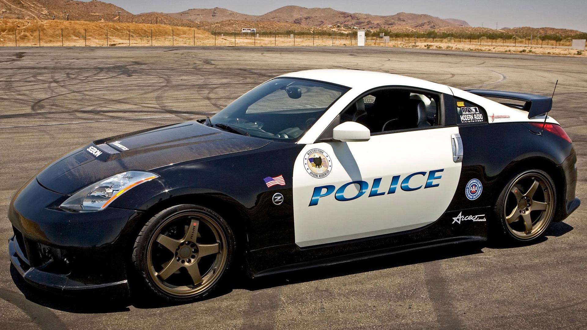 Download Nissan 350Z police car wallpaper 1920x1080