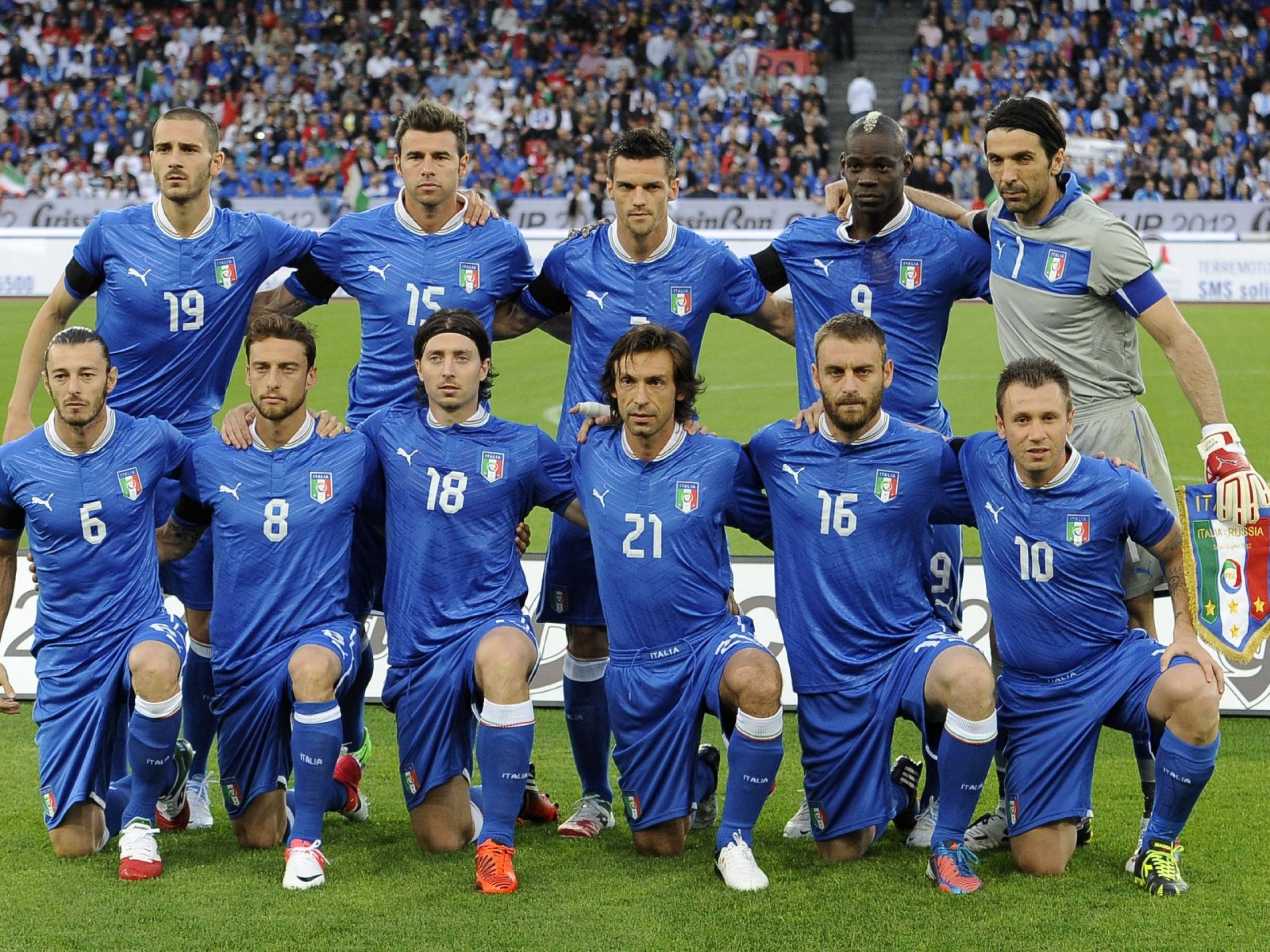 italy soccer team Football Wallpaper 2560x1920