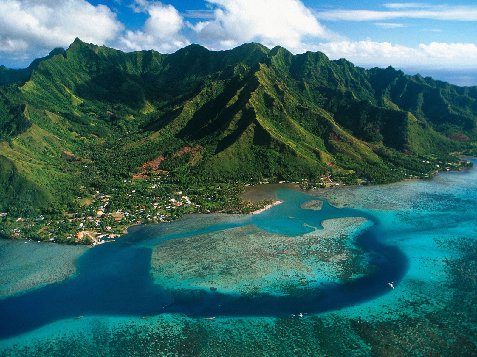 Moorea Islands Aerial View 550x412 Moorea French Polynesia 1600x1200