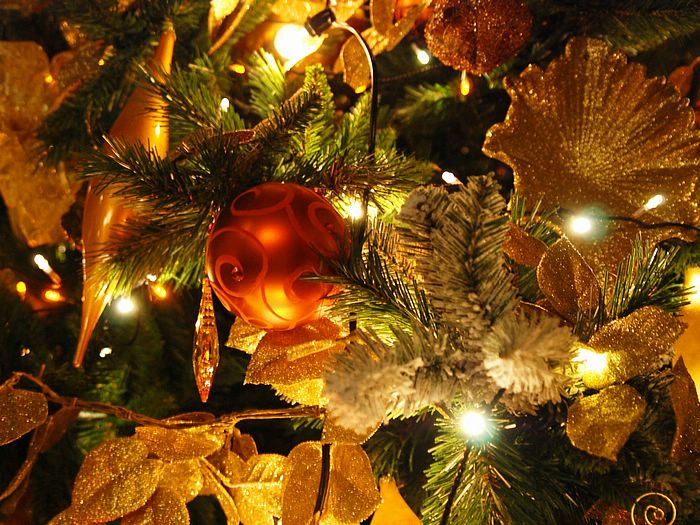 Christmas Tree Desktop Wallpapers 700x525