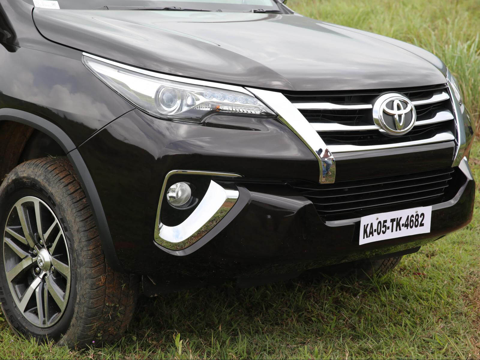 Toyota Fortuner wallpapers download 1600x1200