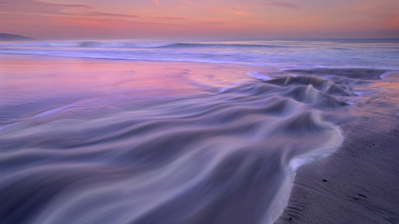 Beautiful ocean waves wallpaper 13813 1365x768